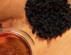 Dong ding oolong - kvalitní taiwanský oolong Hong shui dong ding - detail srolovaných čajových lístků