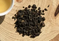 Dong ding oolong - Lugu - Fenghueng village - kvalitní oolong z Tchajwanu - detail čajových lístků