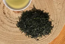 Shincha Kabuse Yabukita - kvalitní japonský zelený čaj - čajové lístky i nálev shora