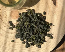 Bagua shan oolong - kvalitní sypaný zelený čaj oolong z Taiwanu - sklizeň jaro 2025 - detail srolovaných čajových lístků