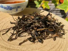 Limitovaná edice černého čaje z prastarých divokých čajovníků Shan Thuyet z oblasti Ha Giang Severní Vietnam - detail suchého listu