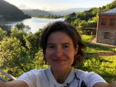 Bohunka z Čajových Bedýnek v Gruzii v oblasti Imereti - ta čajová zahrada, ze které je tento čaj je zhruba za tím kopcem v dáli