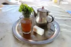 základ čaje Touareg pro horký den - čaj, cukr, máta.JPG