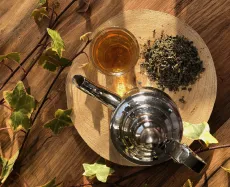 Touareg - zátiší s konvičkou - zelený mátový čaj - tradiční receptura severu Afriky například Maroka