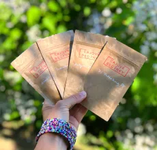 Kraftové sáčky typu doypack do kterých balíme čaje z Čajových Bedýnek