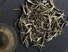 Silver tips z Keni - kvalitní sypaný bílý čaj detail čajových lístků.jpg