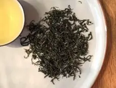 Green mist Luo Ping - kvalitní sypaný čínský zelený čaj - detail čajových lístků