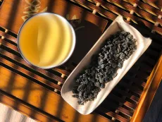 Sesame oolong - taiwanský oolong pečený na dřevěném uhlí