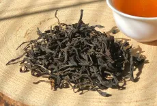 Assam special oolong - premiový oolong z indického Assamu - second flush - detail čajových lístků