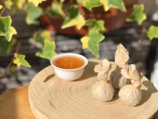 Raw Pu erh Lung Vai z prastarých divokých čajovníků ze Severního Vietnamu - balení v tradičním papíře