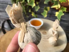 Raw Pu erh Lung Vai z prastarých divokých čajovníků ze Severního Vietnamu - detail balení v tradičním papíře
