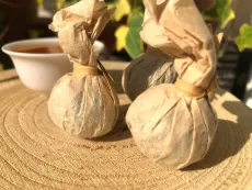 Raw Pu erh Lung Vai z prastarých divokých čajovníků ze Severního Vietnamu - detail balení v tradičním papíře