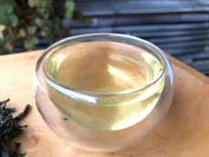 Green monkey - kvalitní sypaný zelený čaj Zelená opice - detail nálevu