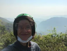 Bohunka z Čajových Bedýnek na skútru na čajové výpravě v horách na severu Thajska