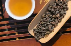 Aged Gaba oolong - kvalitní archivní gaba oolong z hor na severu Thajska - detail čajových lístků
