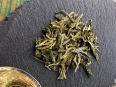 Dračí studna - Lung ching premium - kvalitní sypaný čínský zelený čaj - detail čajových lístků