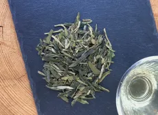 Dračí studna - Lung ching - slavný čínský zelený čaj - detail čajových lístků