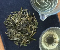 Dračí studna - Lung ching - slavný čínský zelený čaj - detail čajových lístků