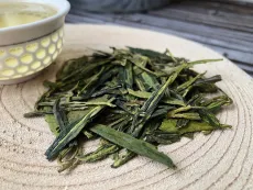 Dračí studna Lung ching - Zheijang - West lake - kvalitní čínský zelený čaj - detail čajových lístků
