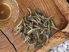 vynikající Silver needle Guilin - kvalitní sypaný čínský bílý čaj - detail