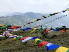 Budhistické modlitební vlajky na Nepálsko indické hranici - výhled směrem na Darjeeling