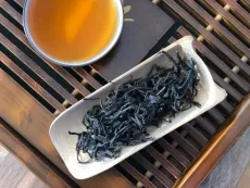 Luxusní černý čaj z Taiwanu ze Shanlin xi - kultivar Qīng Xīn Wū Lóng - detail čajových lístků