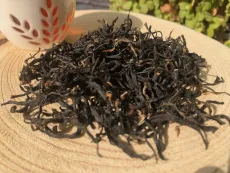 Shan lin xi honey golden bud - kvalitní sypaný černý čaj z Taiwanu - detail čajových lístků