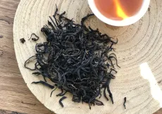 Shanlin xi honey black - kvalitní sypaný černý čaj z Taiwanu s medovými tóny sklizeň 2026 - detail čajových lístků