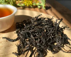 Shanlin xi honey black - kvalitní sypaný černý čaj z Taiwanu s medovými tóny sklizeň 2026 - detail čajových lístků