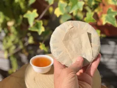 Raw Pu erh koláč 100 g z oblasti Phong Van z prastarých divokých čajovníků - Severní Vietnam - detail balení