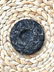 Raw Pu erh koláč 100 g z oblasti Phong Van z prastarých divokých čajovníků - Severní Vietnam - rozbalený koláč