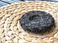 Raw Pu erh koláč 100 g z oblasti Phong Van z prastarých divokých čajovníků - Severní Vietnam - rozbalený koláč detail
