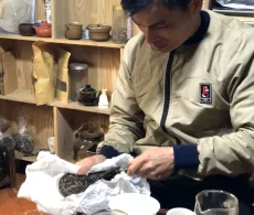 Ochutnávka čaje typu pu erh v Severním Vietnamu v oblasti Ha Giang