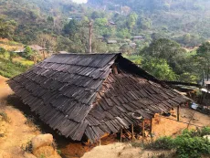 Vesnice v Severním Vietnamu obklopená mimo jiné i prastarými divokými čajovníky a tradiční obydlí