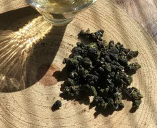 Alishan Jin xuan Meishan oolong - kvalitní sypaný oolong z Taiwanu s mléčnými tóny - sklizeň 4/2026 - detail čajových lístků