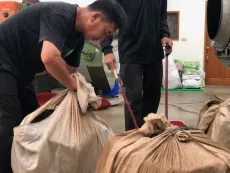 výroba oolongů na jaře v Alishanu na Taiwanu
