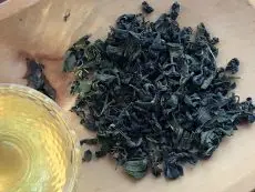 japonský oolong - kvalitní sypaný zelený oolong z Japonska - detail čajových lístků