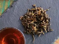 Golden sprout - kvalitní sypaný čínský černý čaj - detail čajových lístků