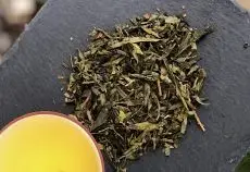 Green wild cherry - kvalitní sypaný zelený čaj Sencha s příchutí višní - detail čajových lístků