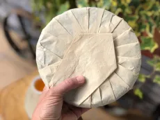 Raw Pu erh koláč 357 g z oblasti Dan Khao z prastarých divokých čajovníků - Severní Vietnam - balení v tradičním papíře