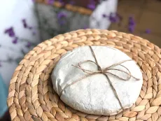 Raw Pu erh koláč 357 g z oblasti Dan Khao z prastarých divokých čajovníků - Severní Vietnam - balení v tradičním papíře