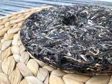 Raw Pu erh koláč 357 g z oblasti Dan Khao z prastarých divokých čajovníků - Severní Vietnam - rozbalený koláč detail