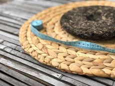Raw Pu erh koláč 357 g z oblasti Dan Khao z prastarých divokých čajovníků - Severní Vietnam - rozbalený koláč