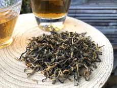 Luxusní čaj z Nepálu oceněný několika medailemi - kvalitní sypaný černý čaj z Nepálu - detail čajových lístků