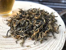 Luxusní čaj z Nepálu oceněný několika medailemi - kvalitní sypaný černý čaj z Nepálu - detail čajových lístků