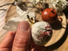 Nálev ze zralého (ripe) pu erhu z divokých čajovníků z hor na severu Thajska - detail kuličky