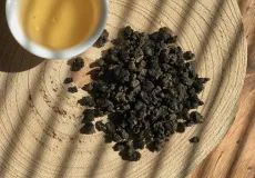 Shanlin xi medium roasted oolong - kvalitní sypaný čaj oolong z Taiwanu - detail čajových lístků