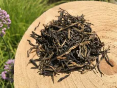 Golden pine needle - kvalitní sypaný černý čaj čínský - detail čajových lístků