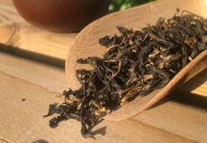 Yunnan tippy - kvalitní sypaný čínský černý čaj- detail čajových lístků
