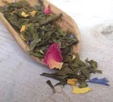 Čínský zelený čaj Sencha obohacený o kvítky růže, slunečnice a chrpy